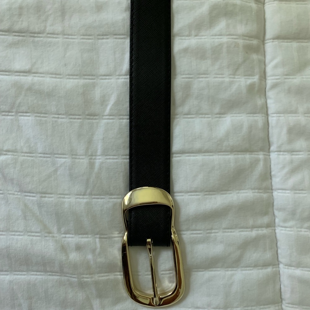 Black belt with gold hardware⚡️